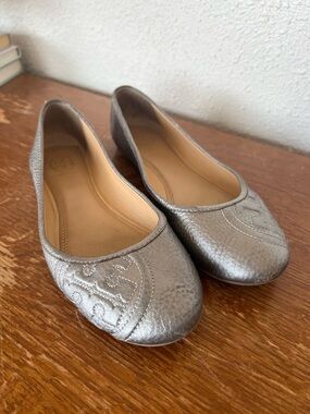 Tory Burch Metallic Pewter/Silver Leather Ballet Flats size 7 Preppy Schoolgirl